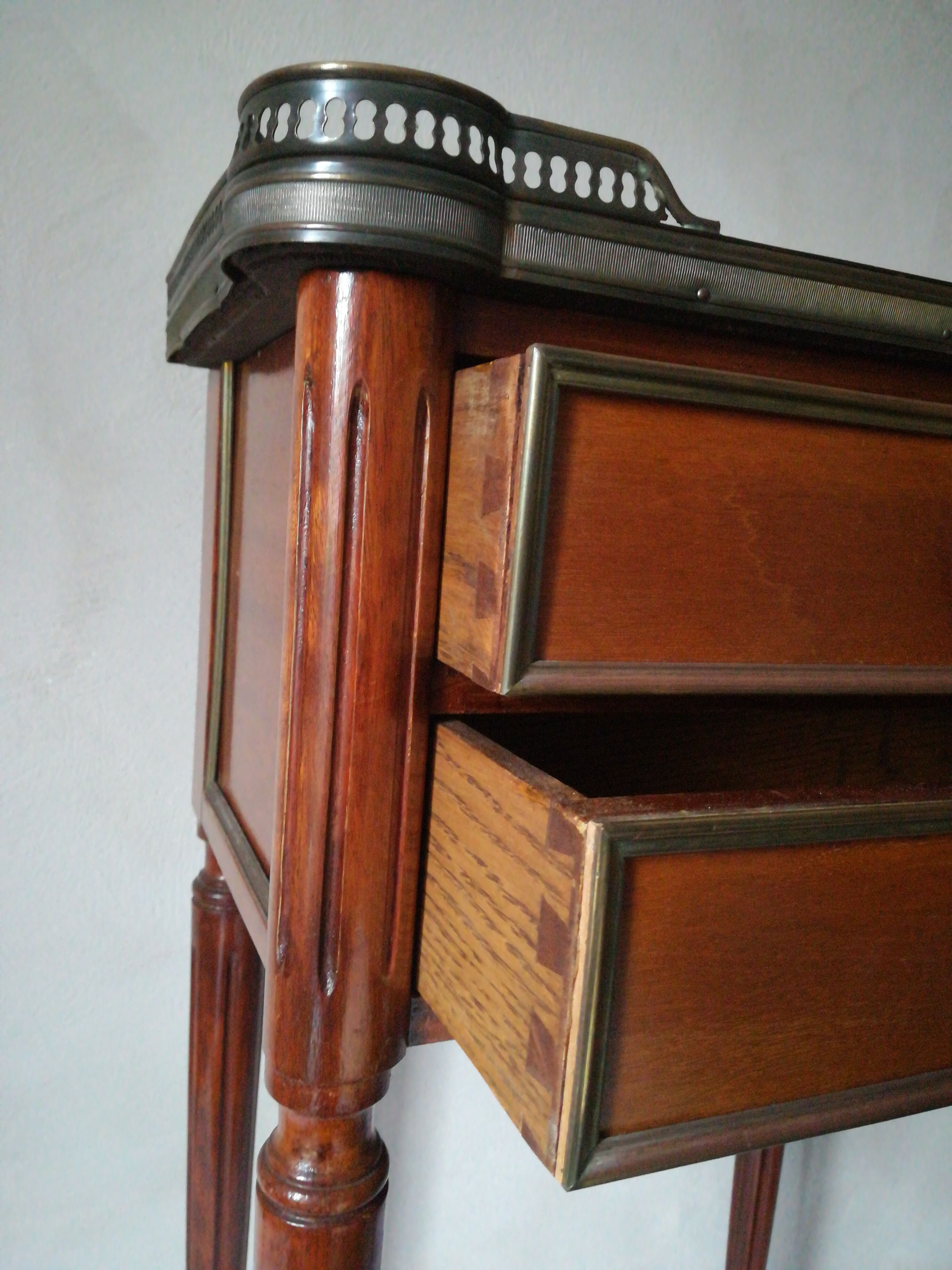 Louis XVI-style rag table