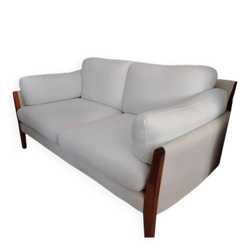 Two-seater sofa in linen and solid oak