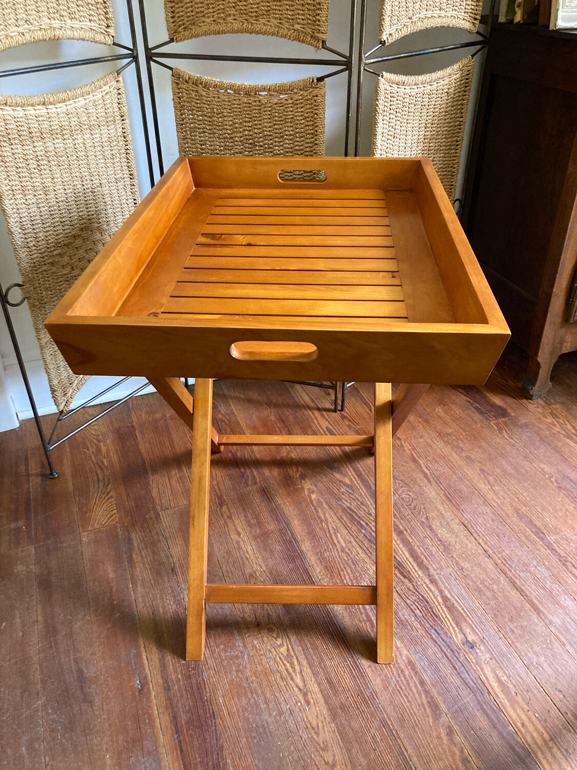 Removable wooden tray with folding legs