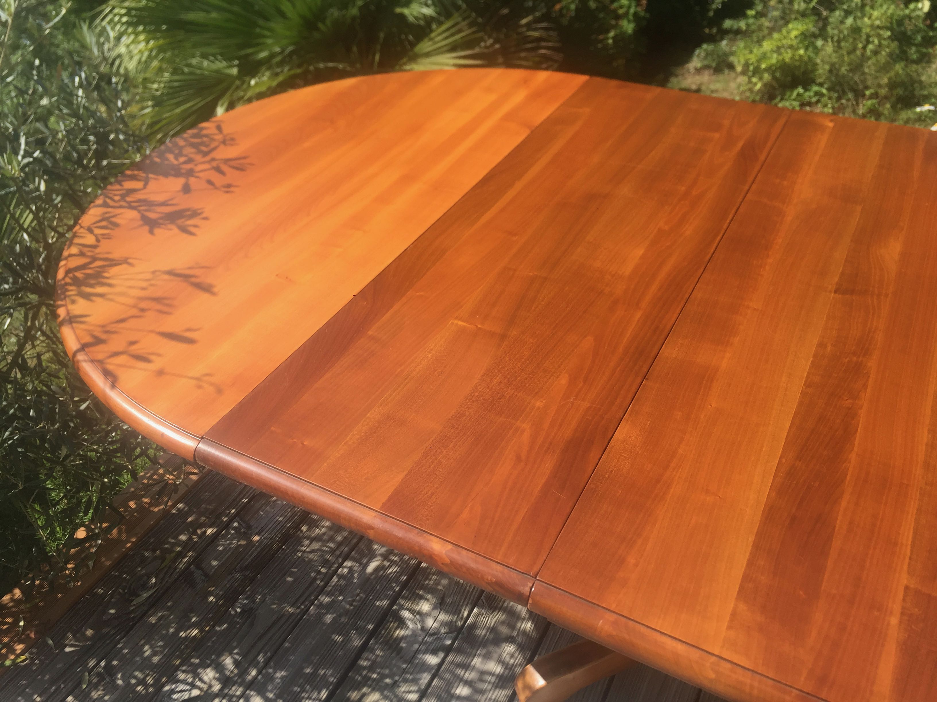 Extendable round table in cherry tree