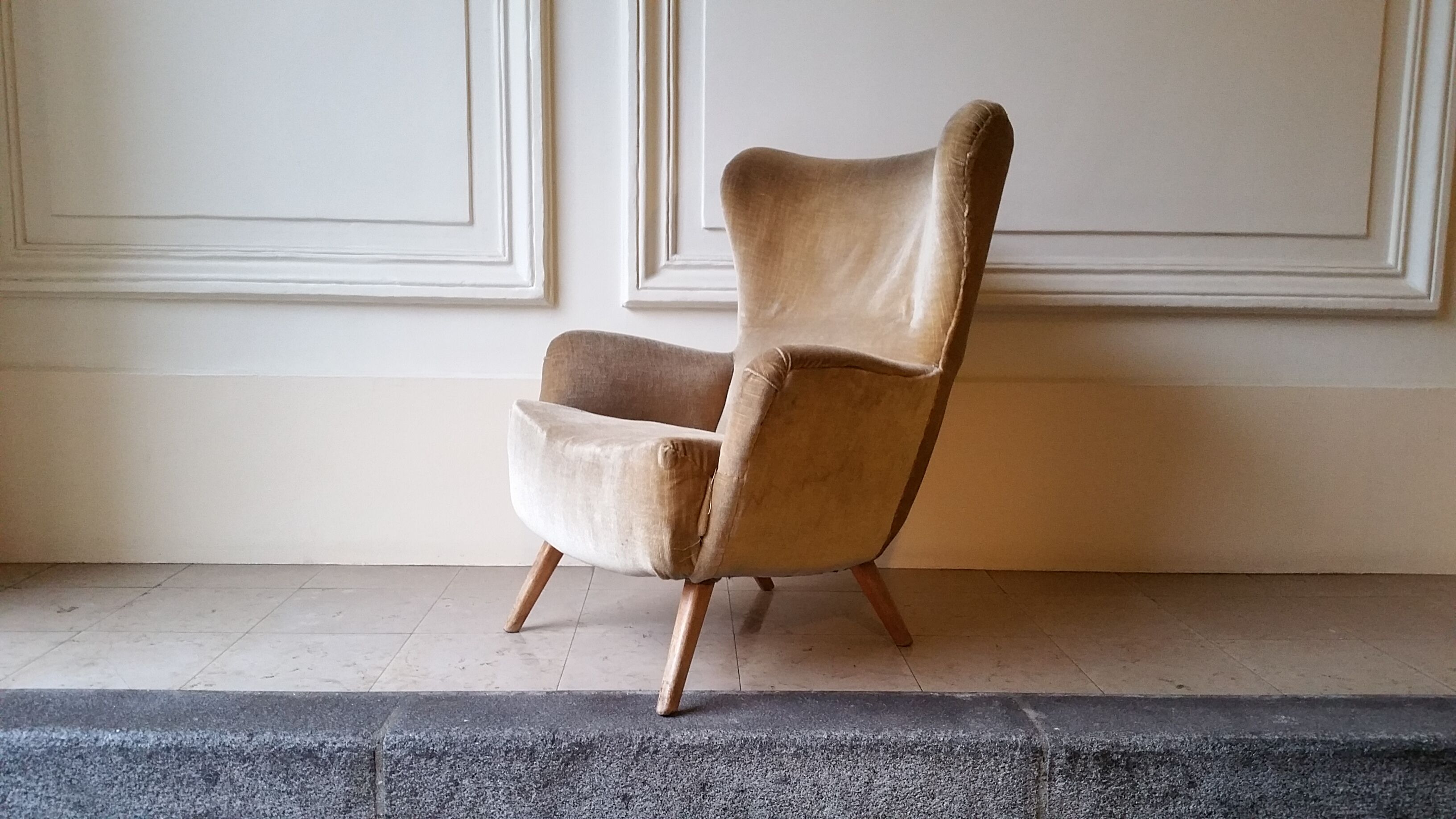 Chair has ears beige flesh wing in his 50s/60s juice