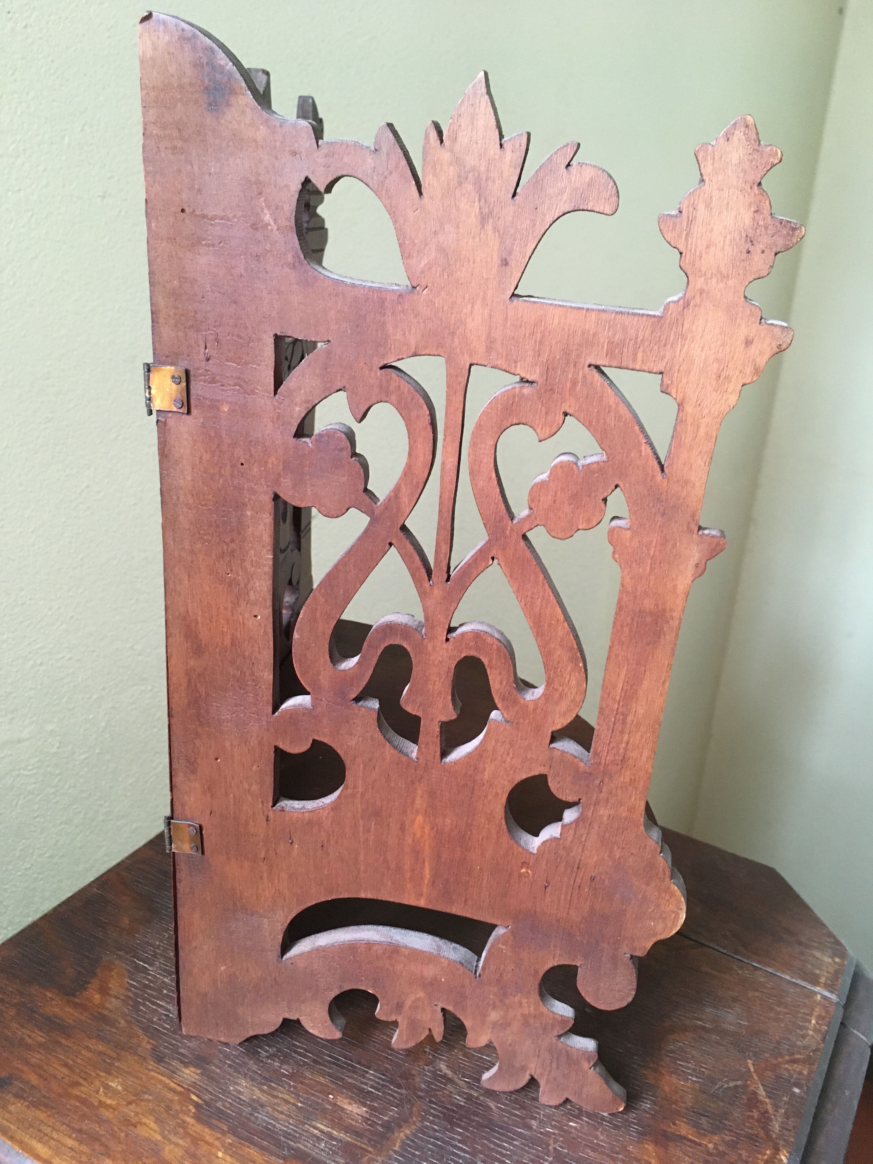 Small corner shelf in solid wood singable foldable art nouveau