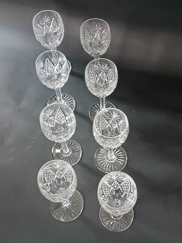 Huit verres à pied cristal taillé Saint Louis