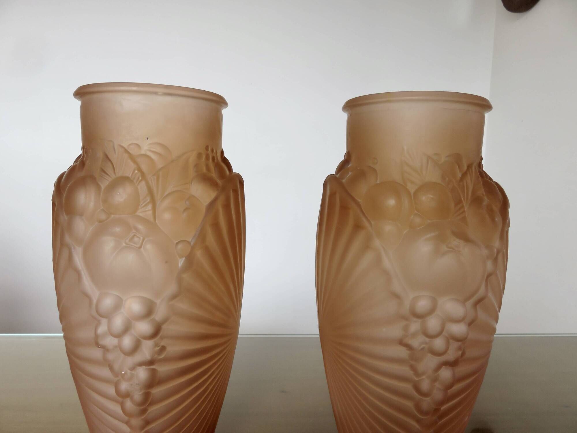 Pair of Art Deco vases in moulded pink glass, signed Souchon Neuvesel, 1940.