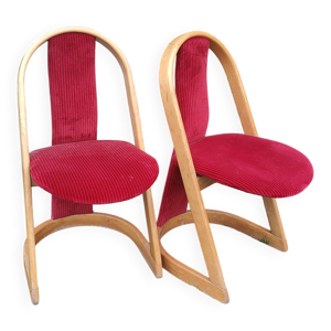 Deux chaises par un designer inconnu