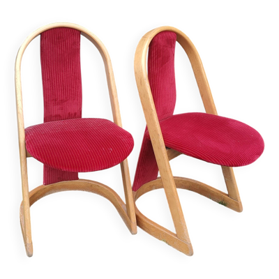 Deux chaises par un designer inconnu
