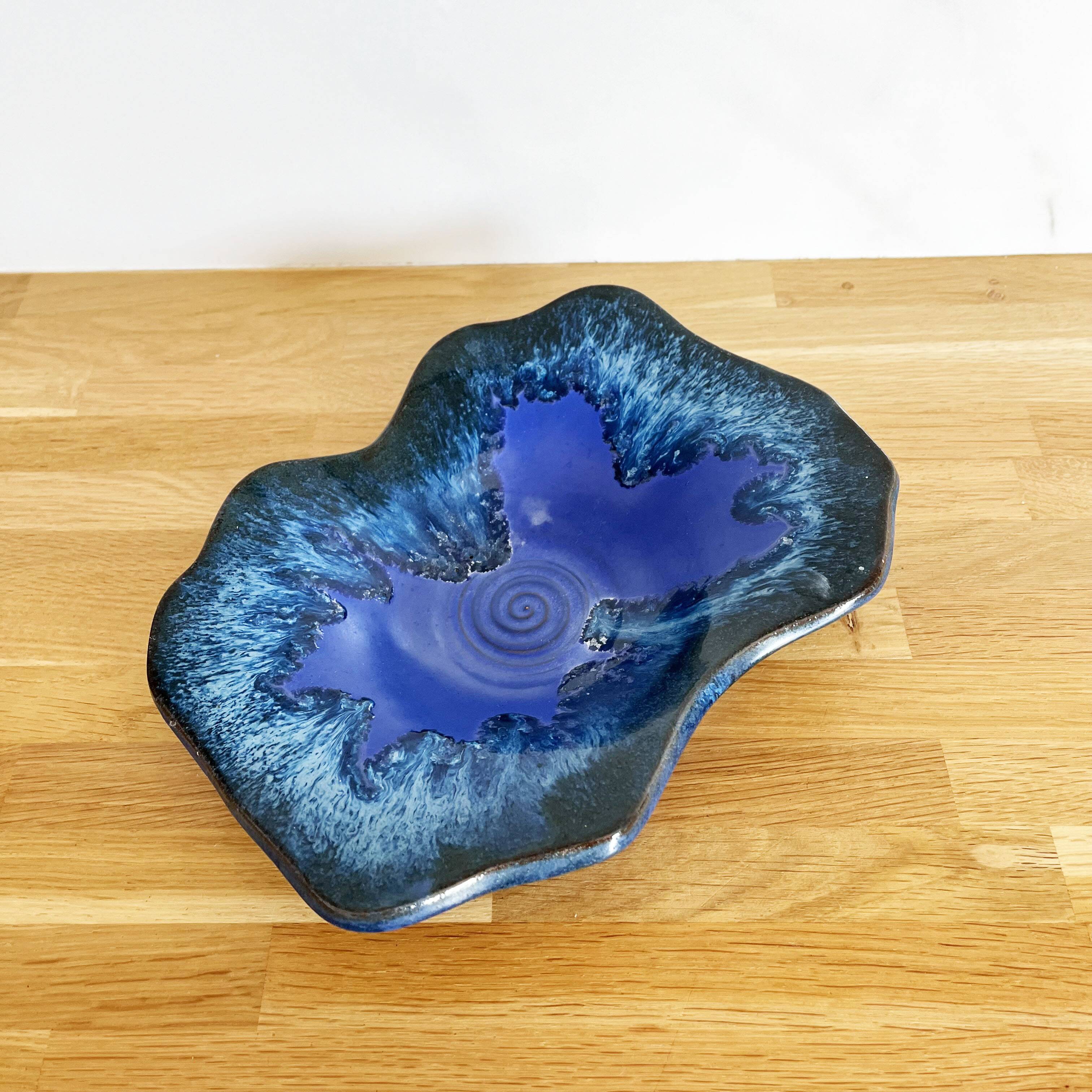 Grand vide poche en céramique bleu vintage