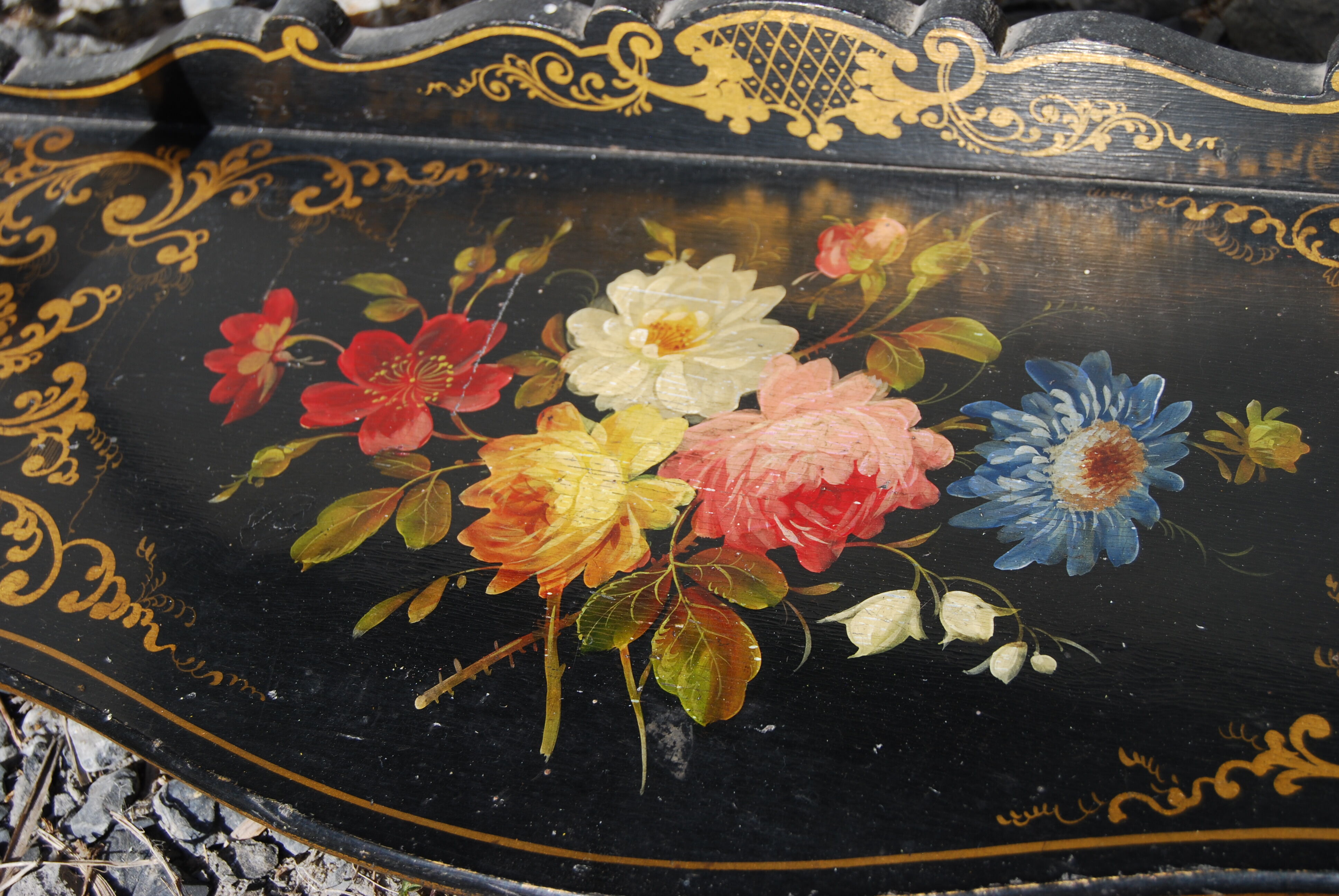 Étagère murale Napoléon III en bois noirci à décor de fleurs.