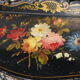 Étagère murale Napoléon III en bois noirci à décor de fleurs.