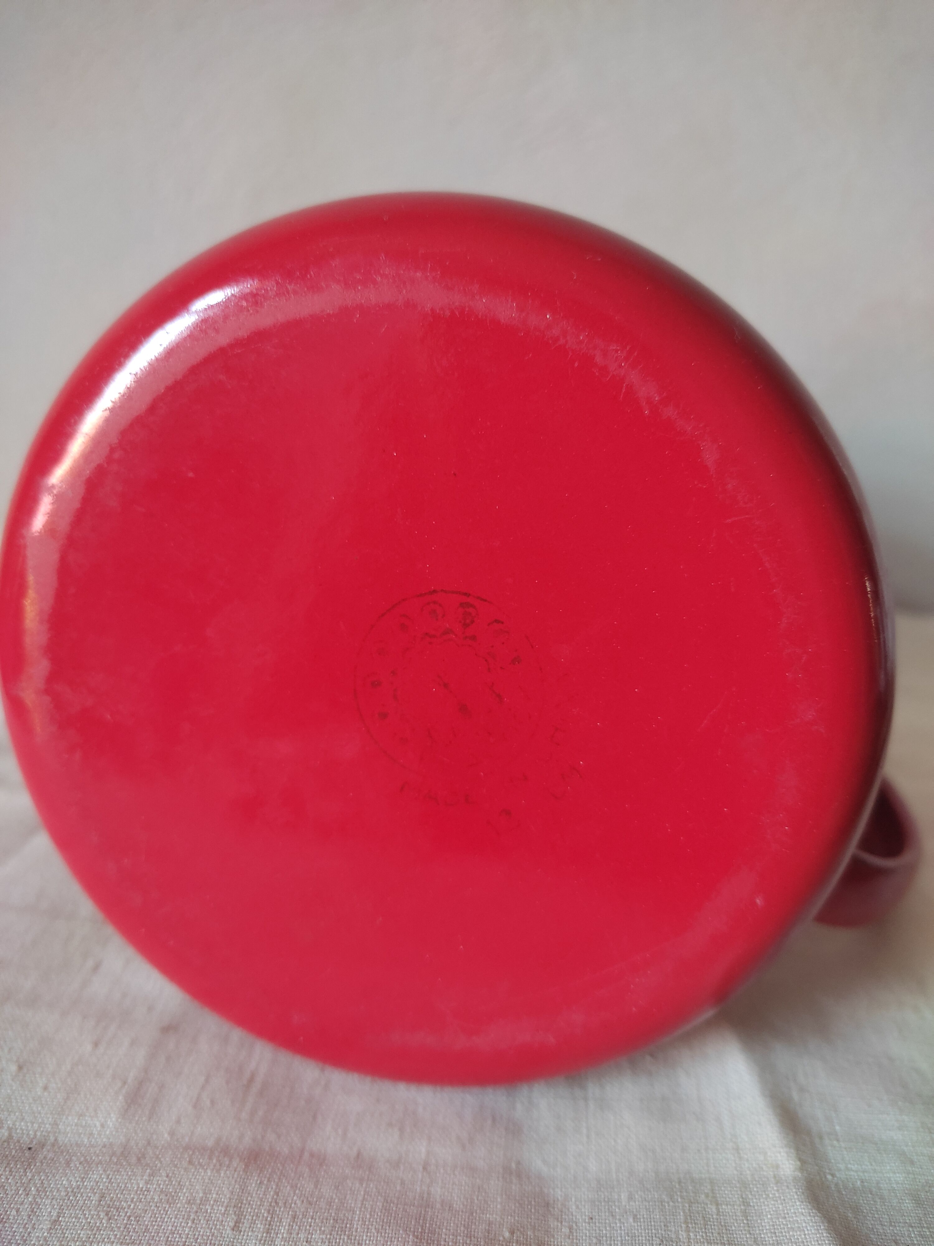Enamelled metal pourer