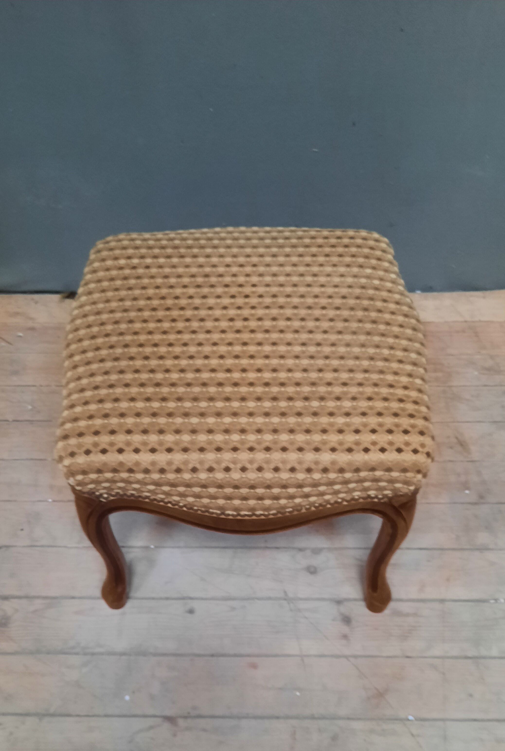 Pouf upholstered legs cambered in mahogany