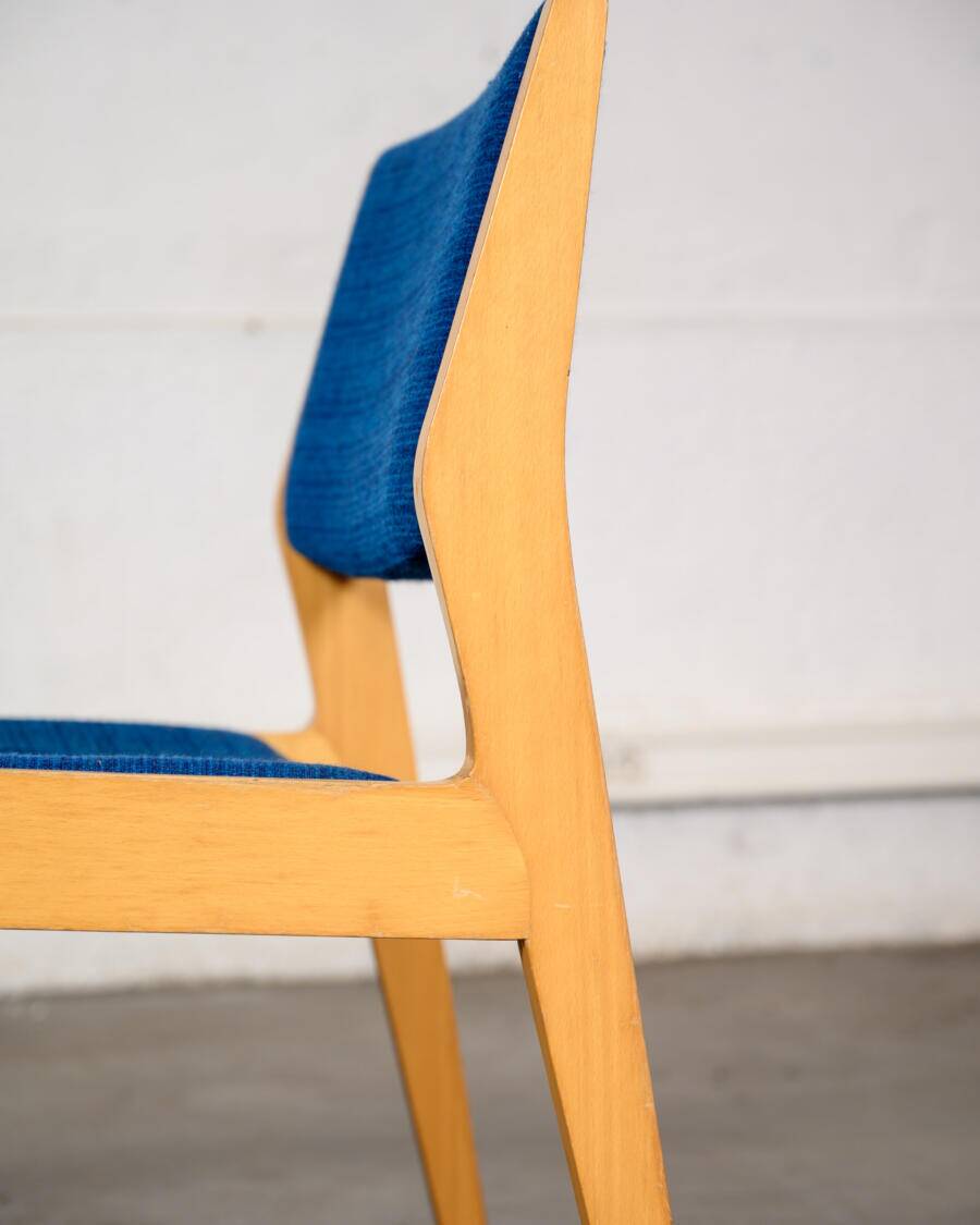 Chauffeuse en bois et tissu bleu