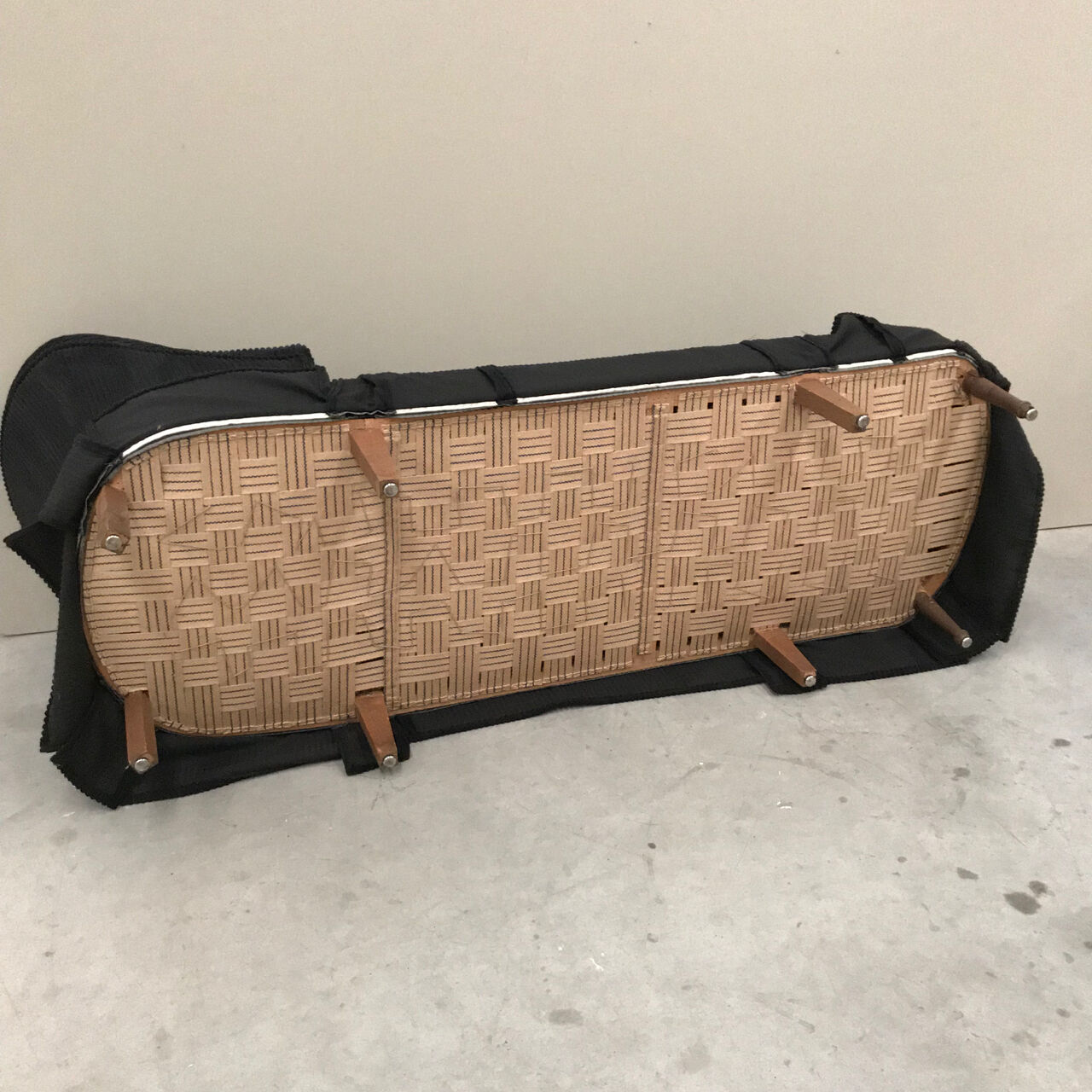 Banquette-lit en velours noir-méridienne