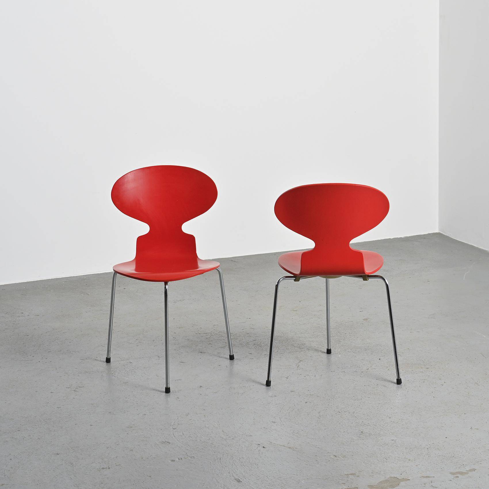 Ensemble de trois chaises "Fourmi", Arne Jacobsen, 1974