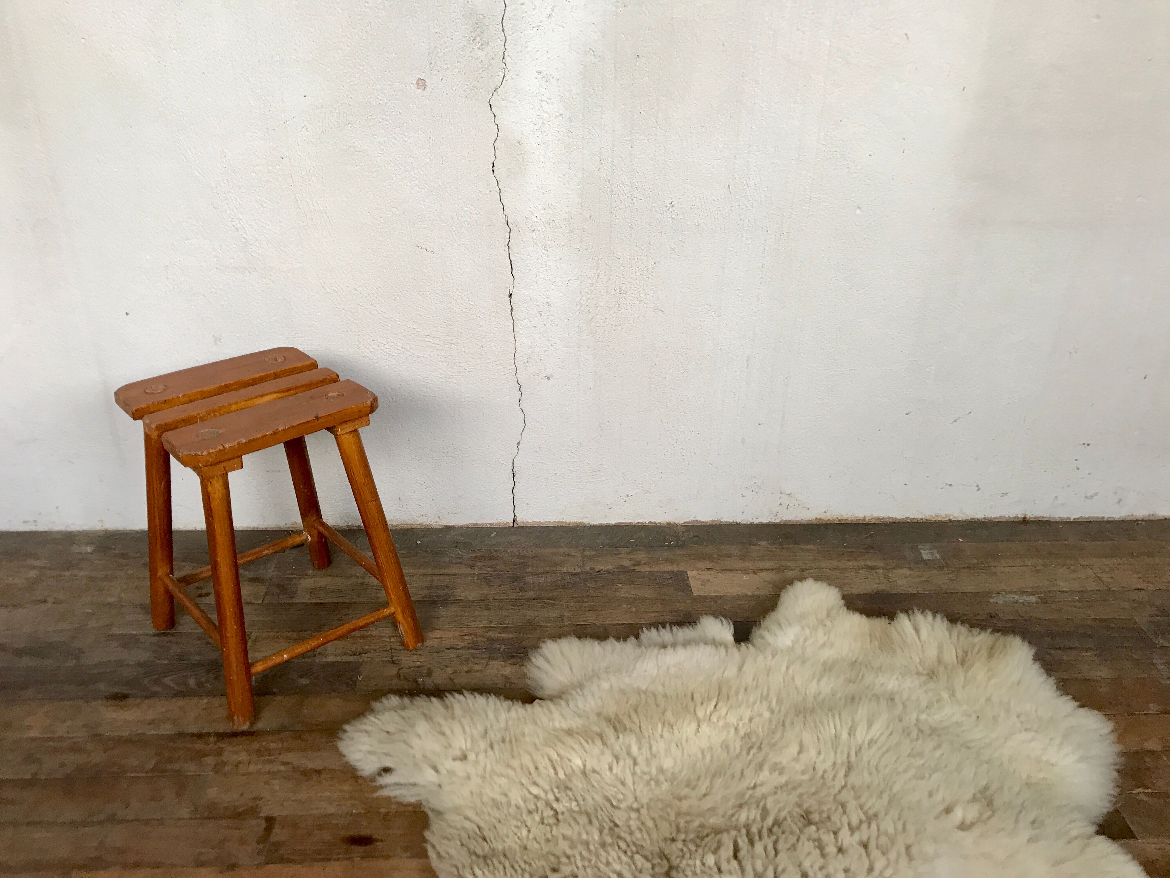 Tabouret primitif brutaliste porte plante tripode bout de canapé bois massif 1950 Décoration meuble