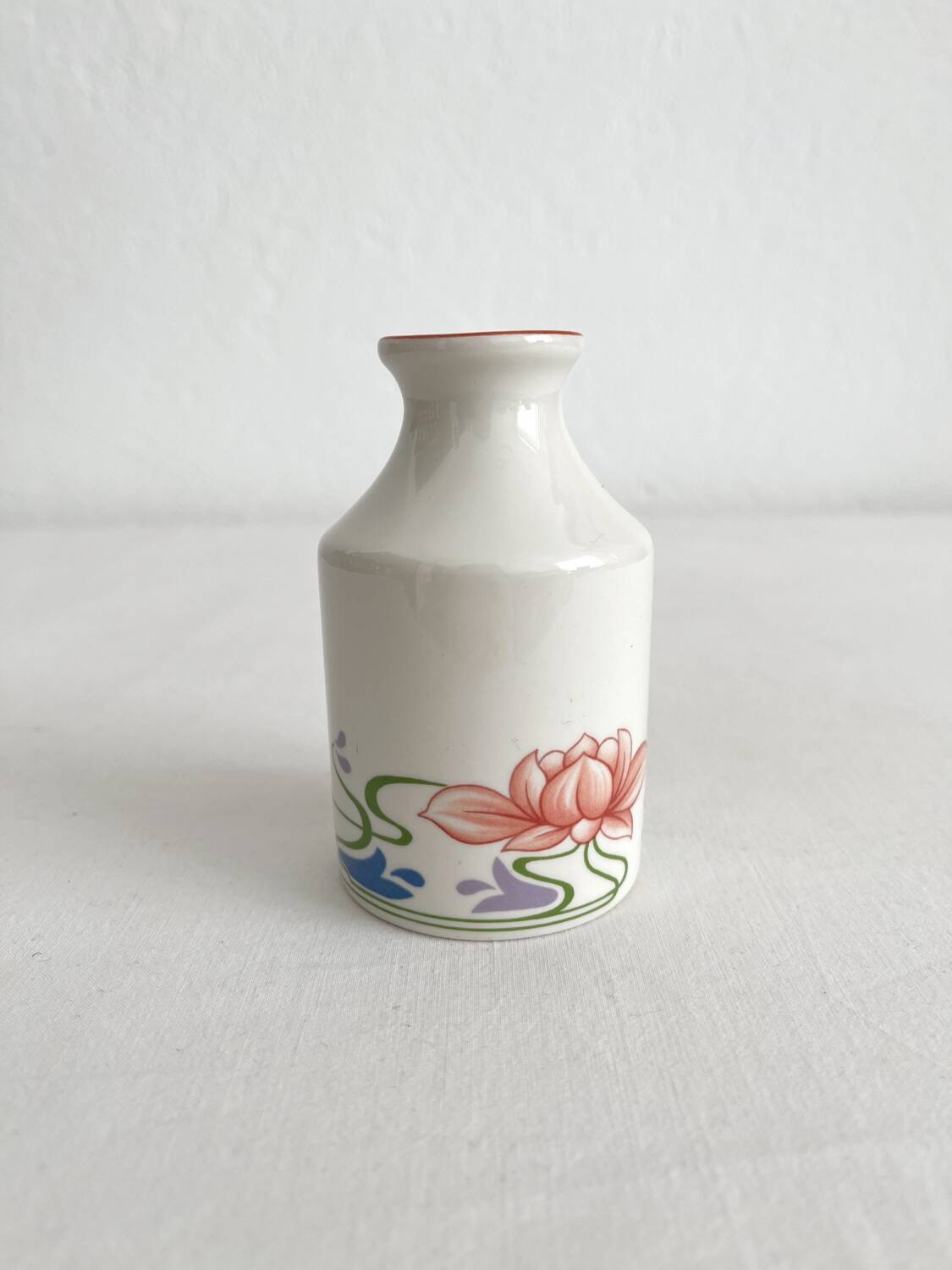 Villeroy & Boch "Florida" porcelain vase in vitro