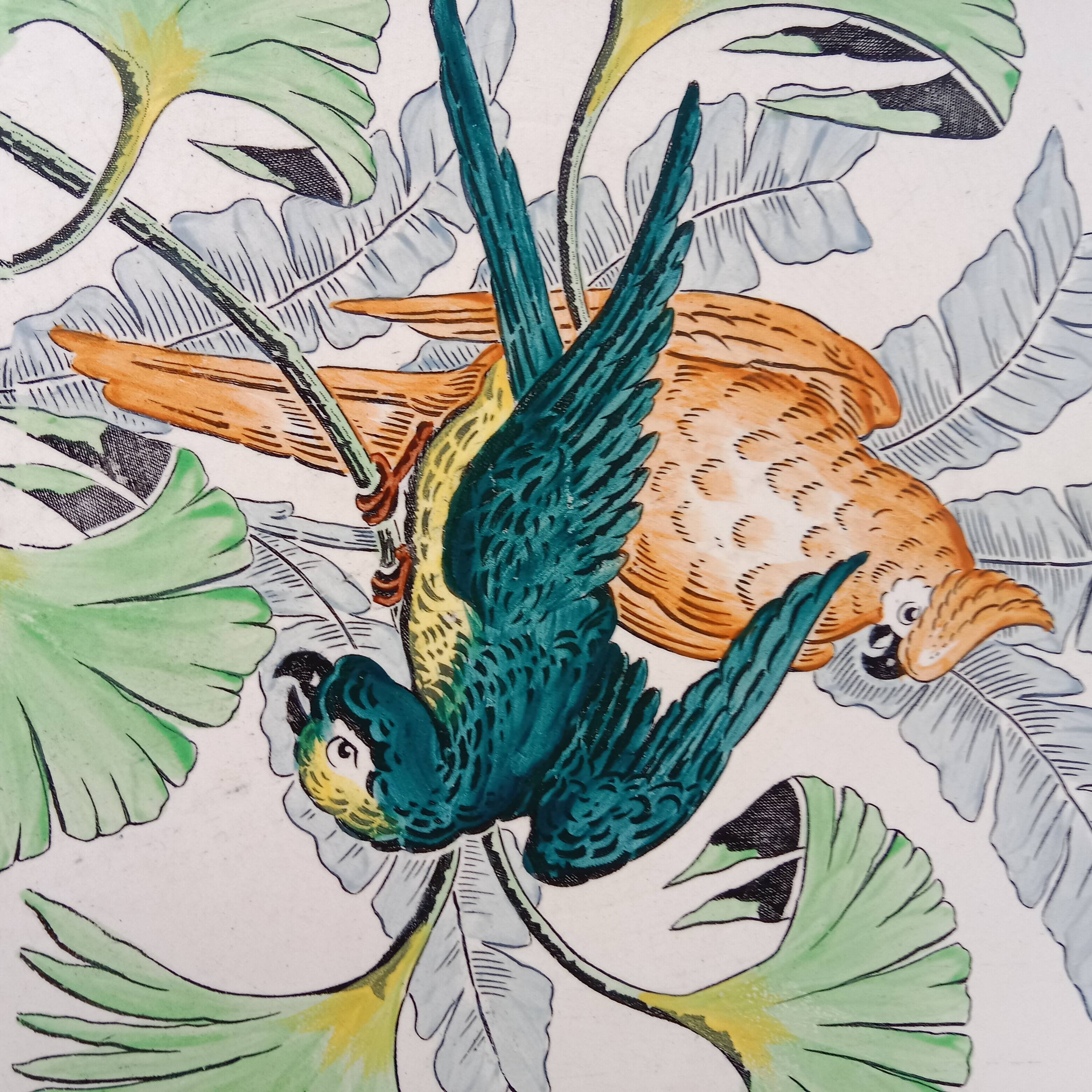 Plat rond à décor de perroquets dans la jungle, circa 1900