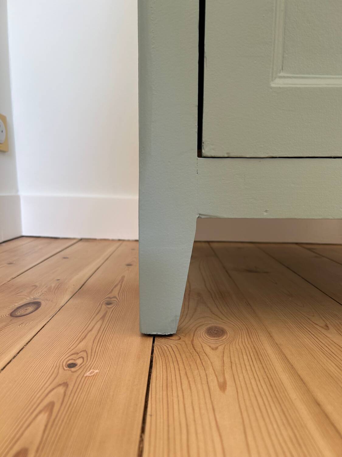 1-door wardrobe / locker room revisited in Almond (Resource)