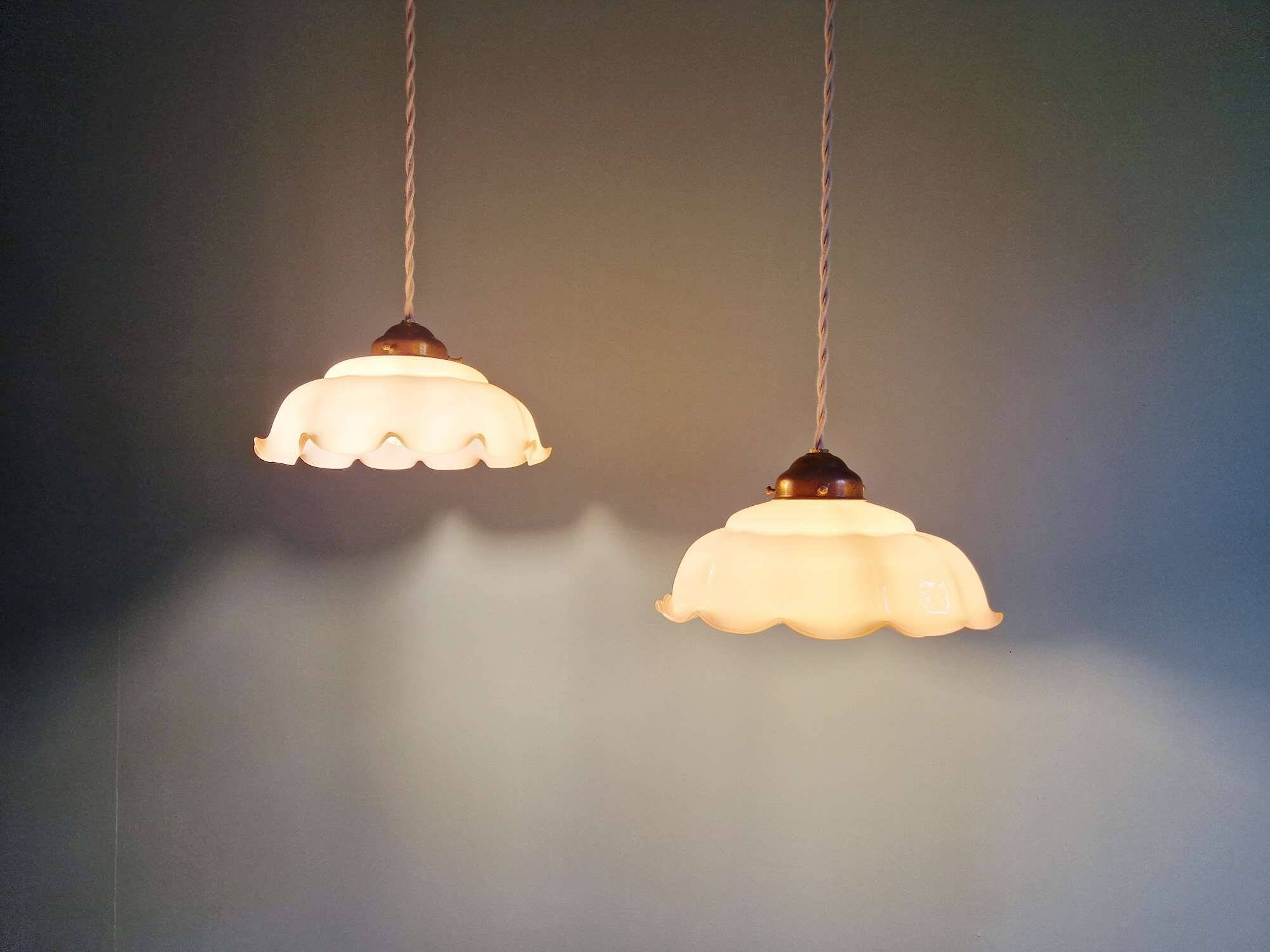 Duo de suspensions en opaline festonnée rose, années 1920-30