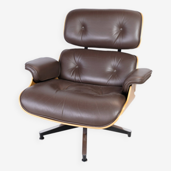 Charles Eames Lounge Chair In Brown Leather And Light Walnut