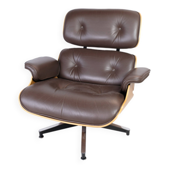 Fauteuil lounge Charles Eames en cuir marron et noyer clair