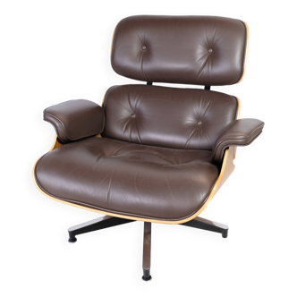 Charles Eames Lounge Chair In Brown Leather And Light Walnut