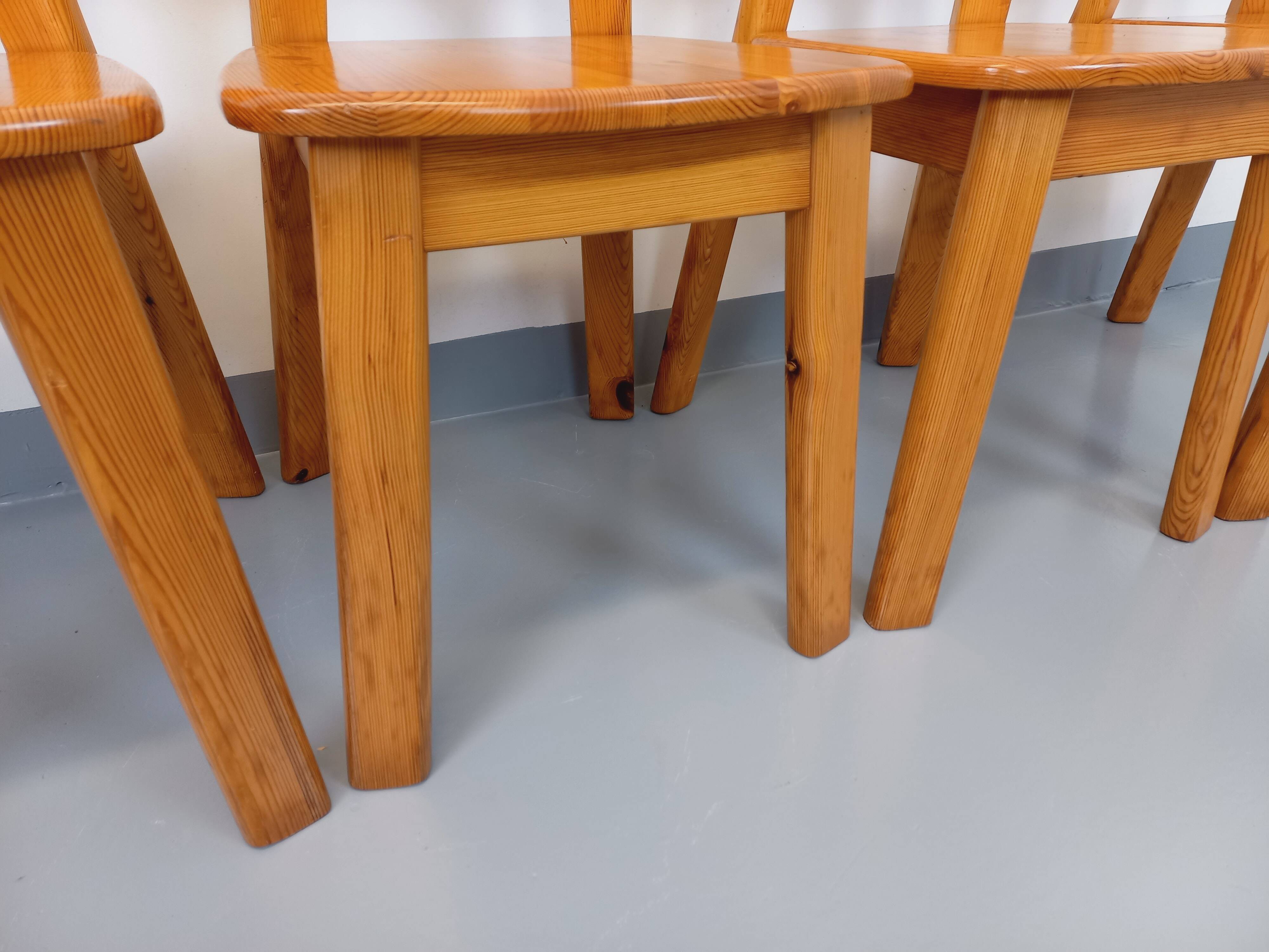 Set of 4 vintage chairs in pine from the 70s