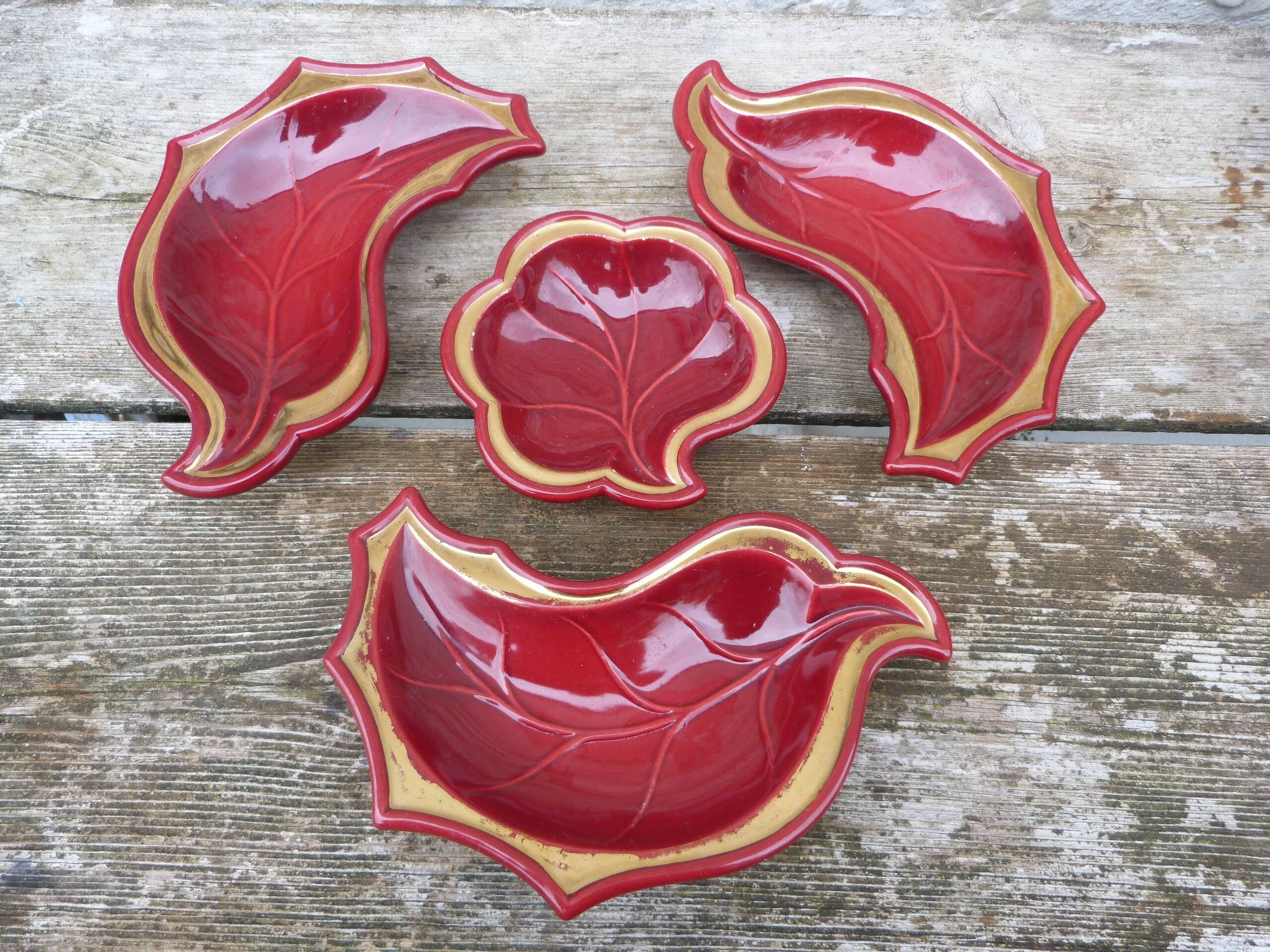 Ensemble de raviers en céramique bordeaux et doré vintage 1950