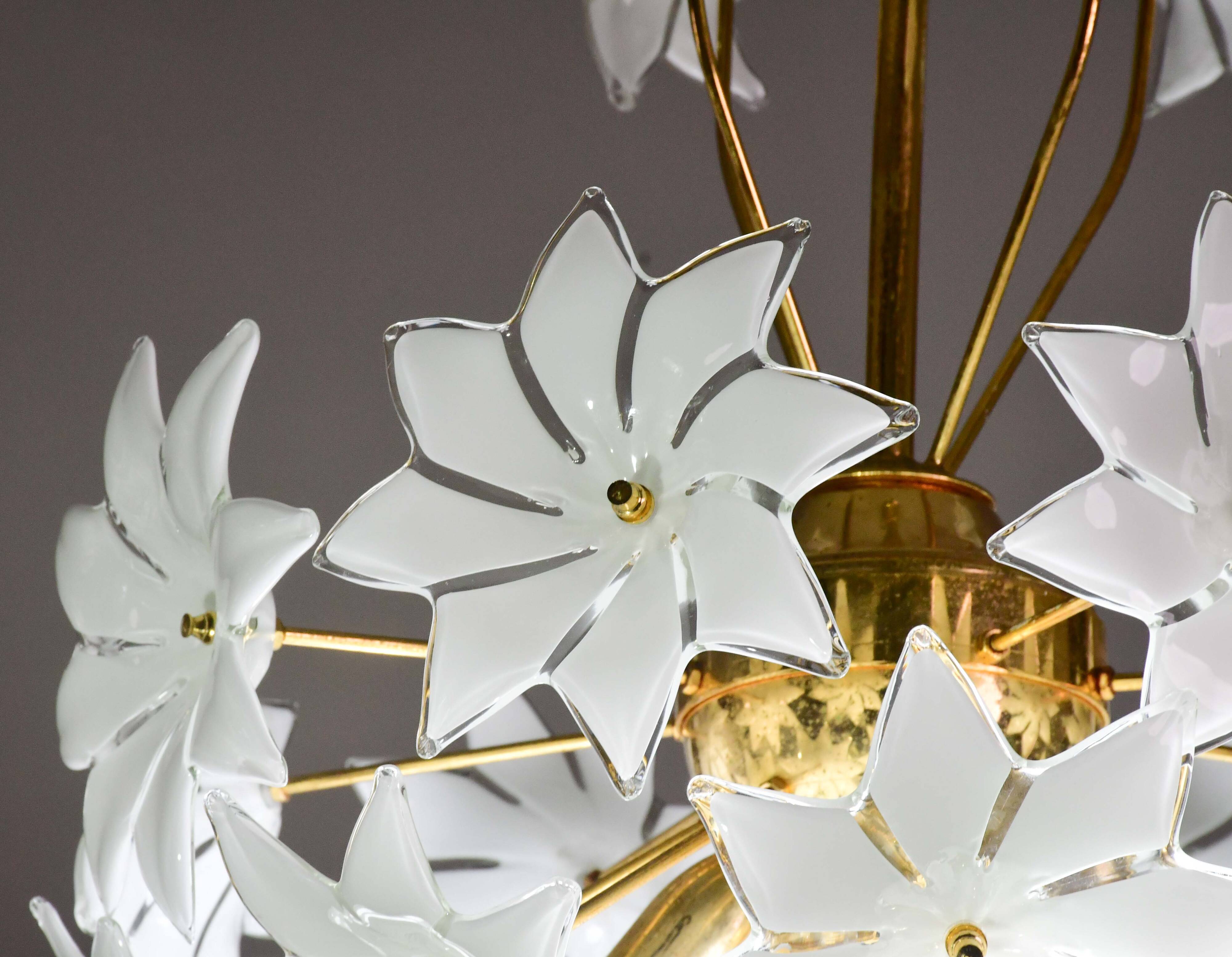Charmant luminaire en verre de Murano Spoutnik fleurs blanches, années 1970