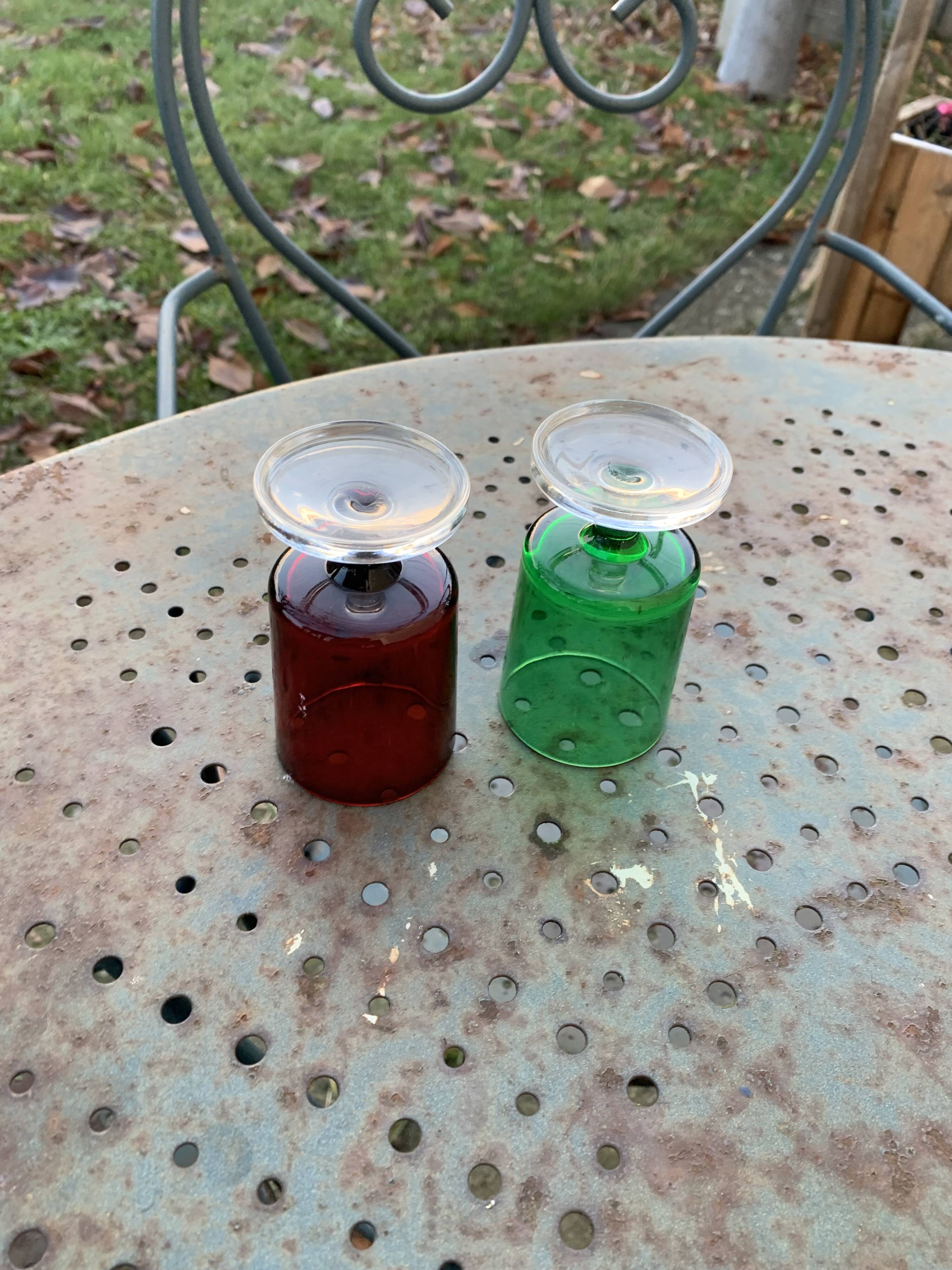 11 wine or aperitif glasses, 6 green and 5 red vintage 1970