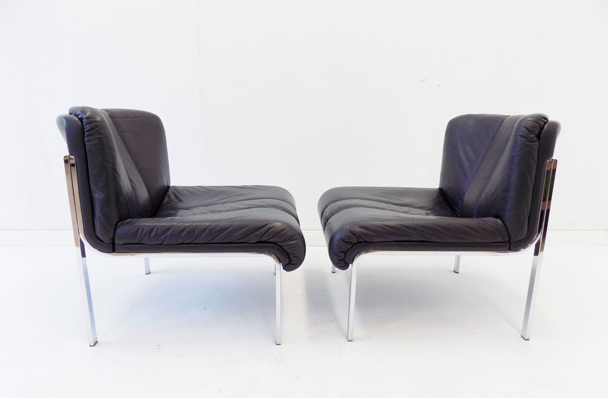 Eurochair set of 2 black leather lounge chairs by Girsberger