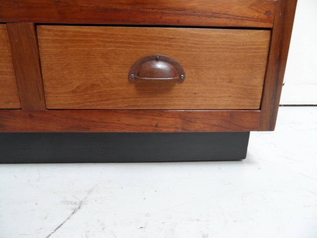 Buffet vintage avec tiroirs