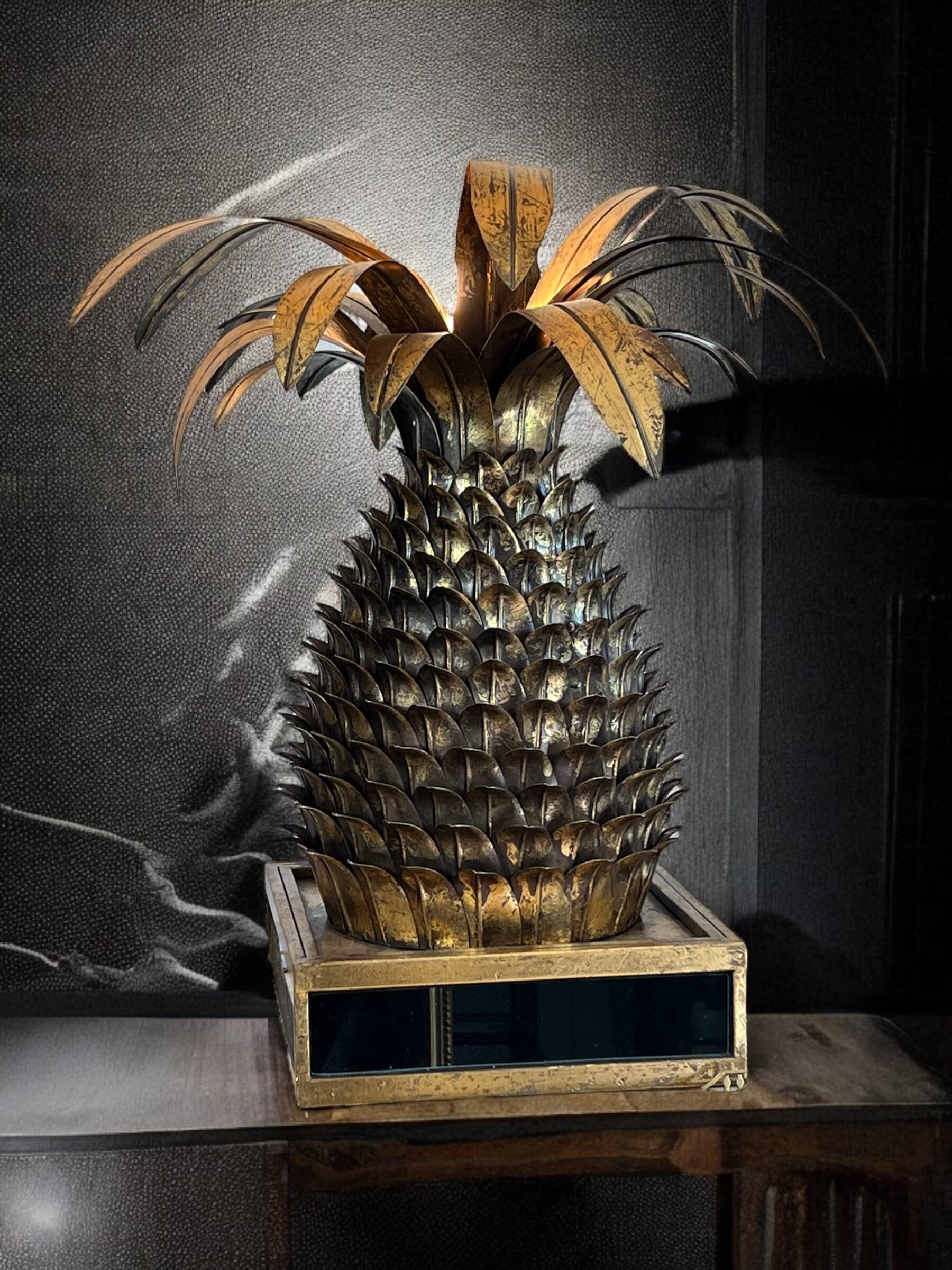Pineapple-shaped lamp. in the "jansen of the 70s" style in metal.