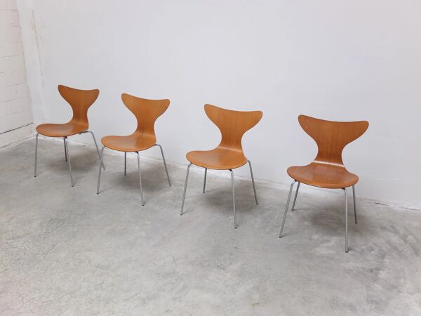 Ensemble de 4 chaises 'Lily' en chêne par Arne Jacobsen pour Fritz Hansen, édition originale de 1969.