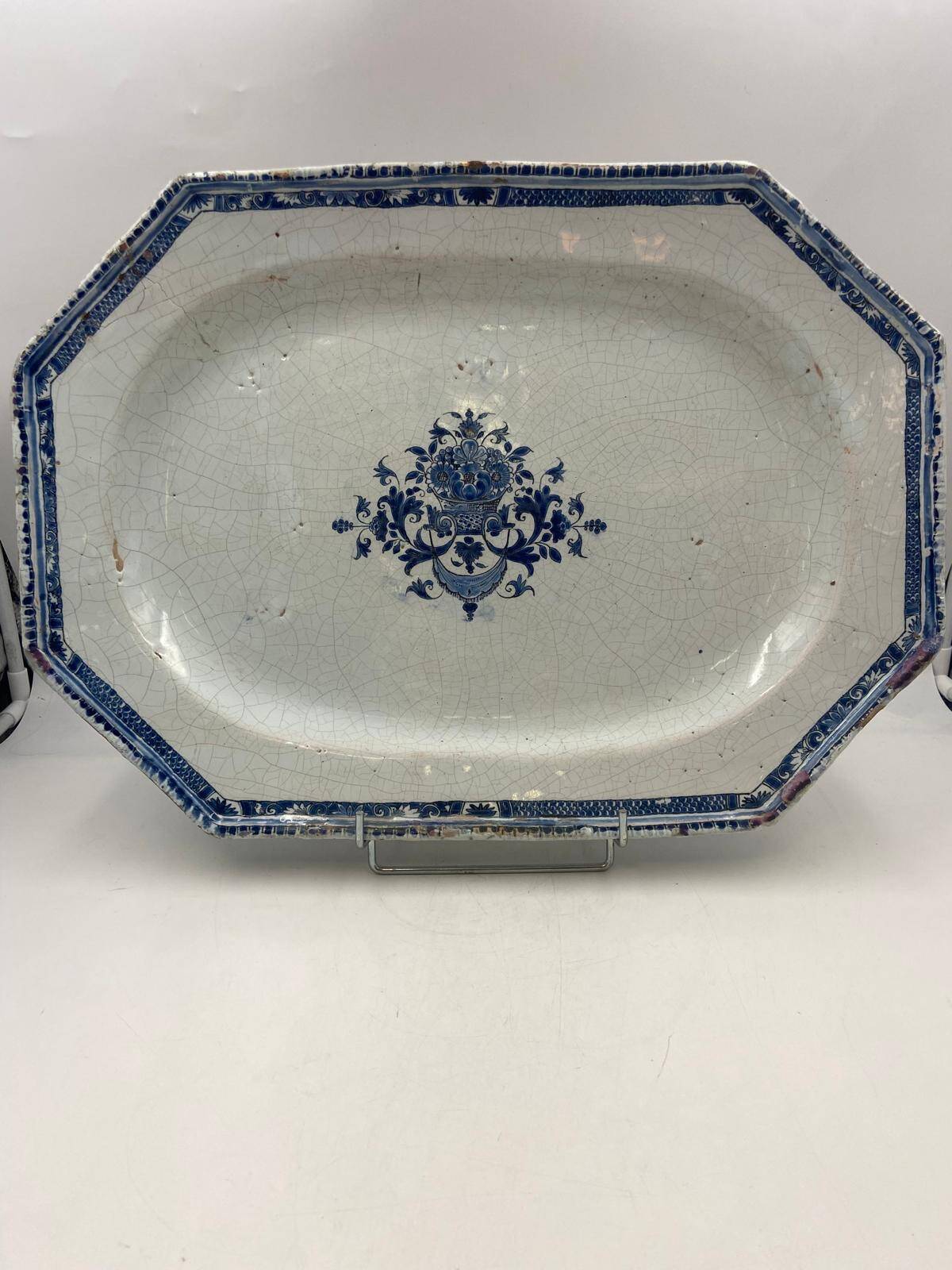 Grand plat octogonal en faïence de Rouen XVIIIe