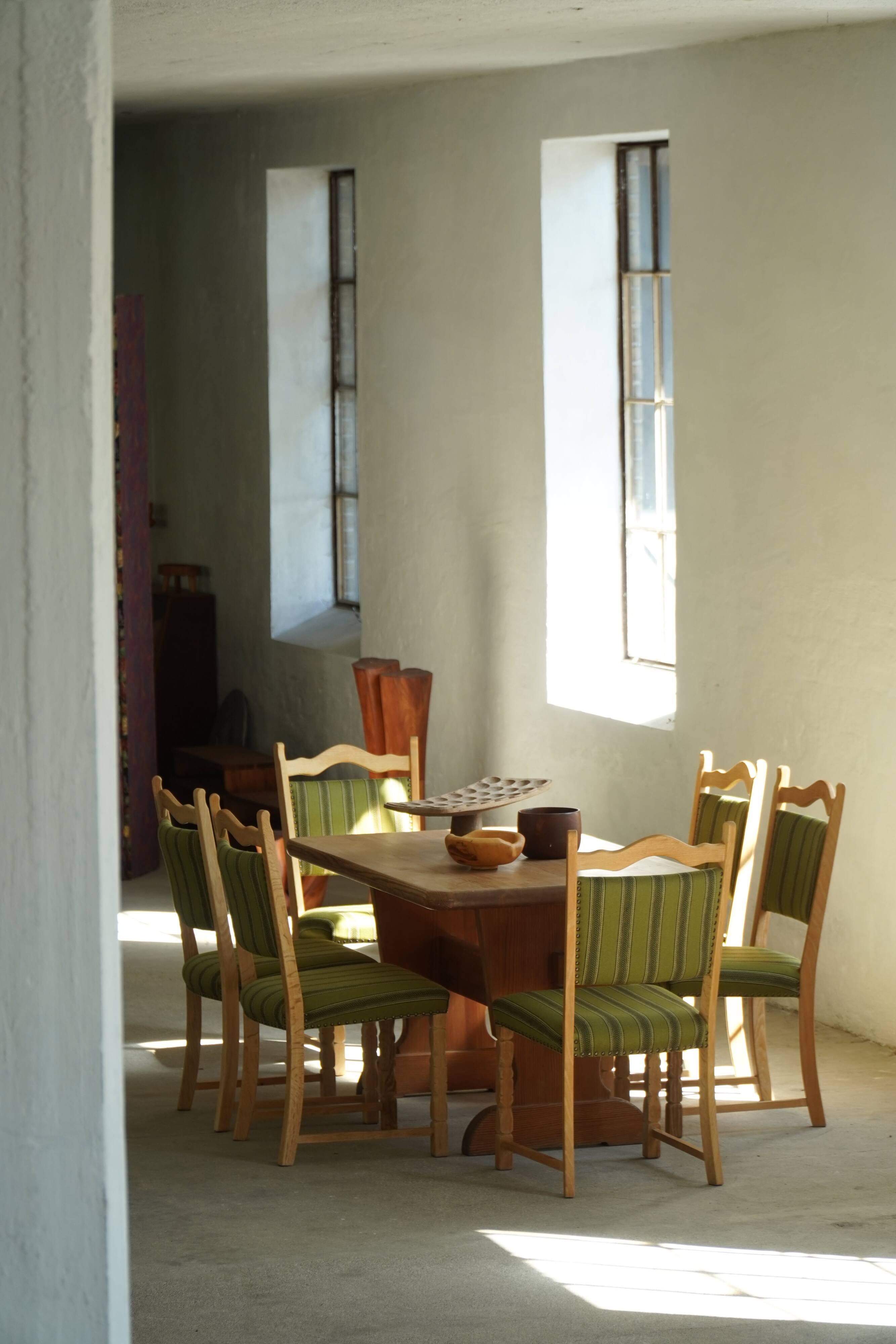 Danish "Mid-Century Modern" style, set of 8 dining chairs in oak signed by Henning Kjærnulf, 1960s.