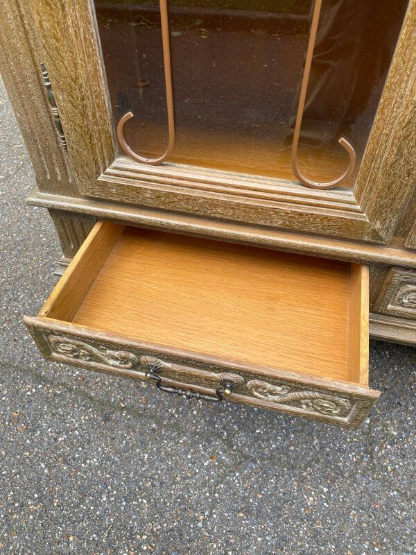 Vitrine renaissance espagnol en bois massif patiné