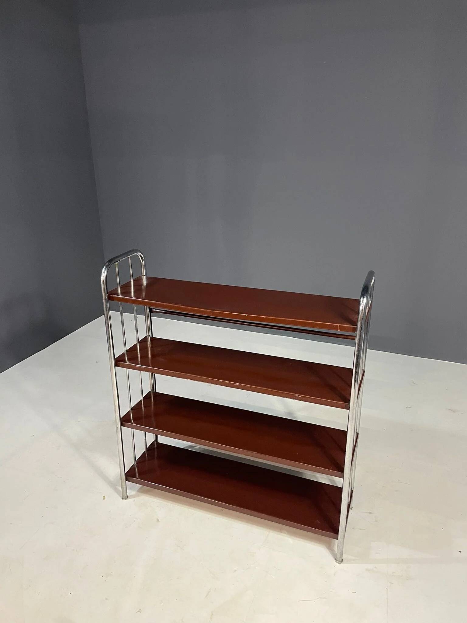 Étagère chromée Bauhaus en acier plié et tôle, Europe années 1930