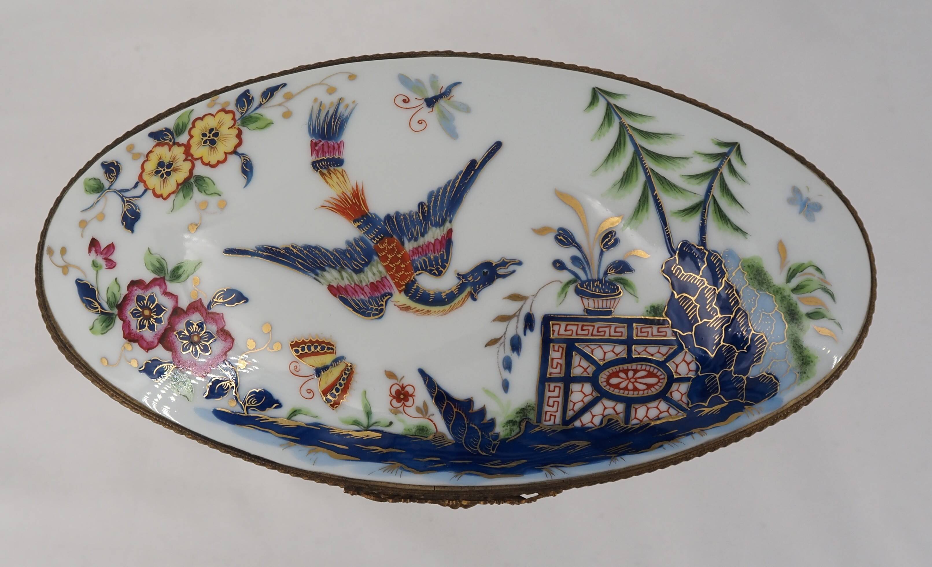 Le Tallec in Paris, porcelain bonbonnière, signed, in excellent condition.