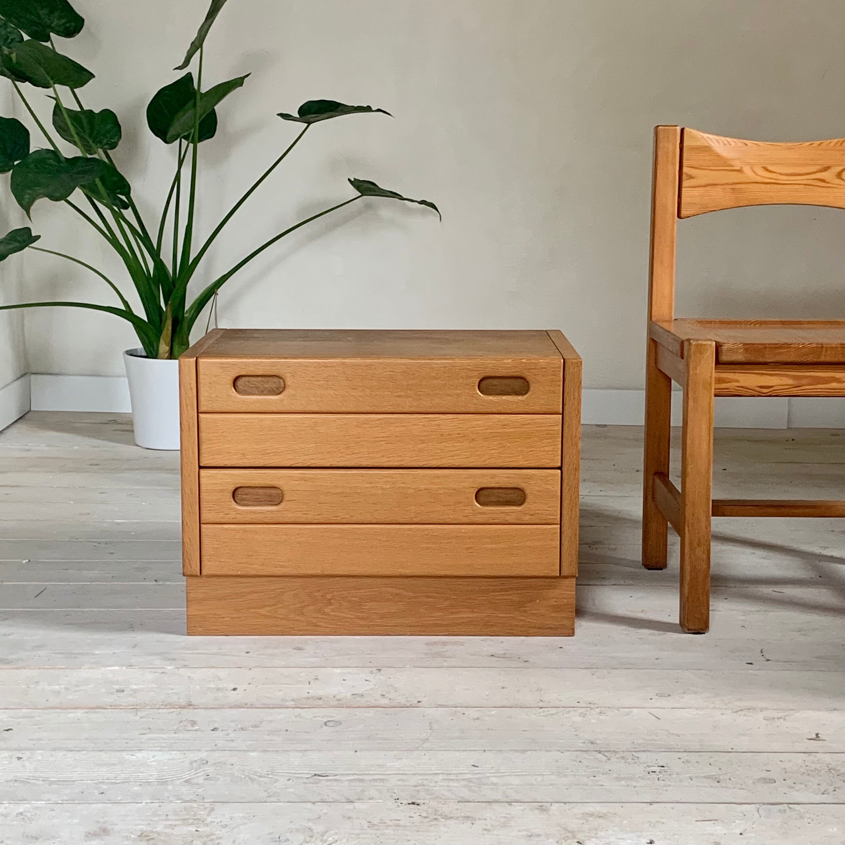 Vintage solid oak chest of drawers