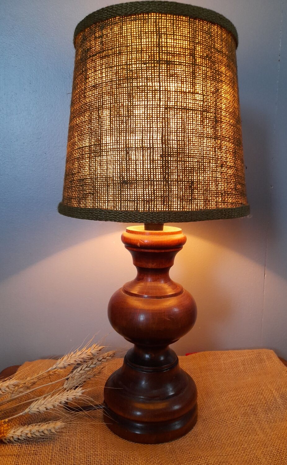 Lampe pied en bois abat-jour laine années 70
