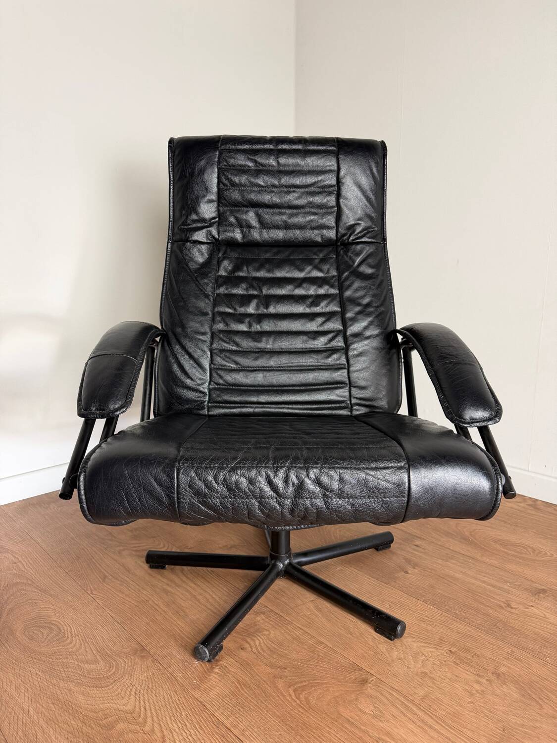 Danish swivel armchair in black leather – 1970s/80s - Skipper Furniture