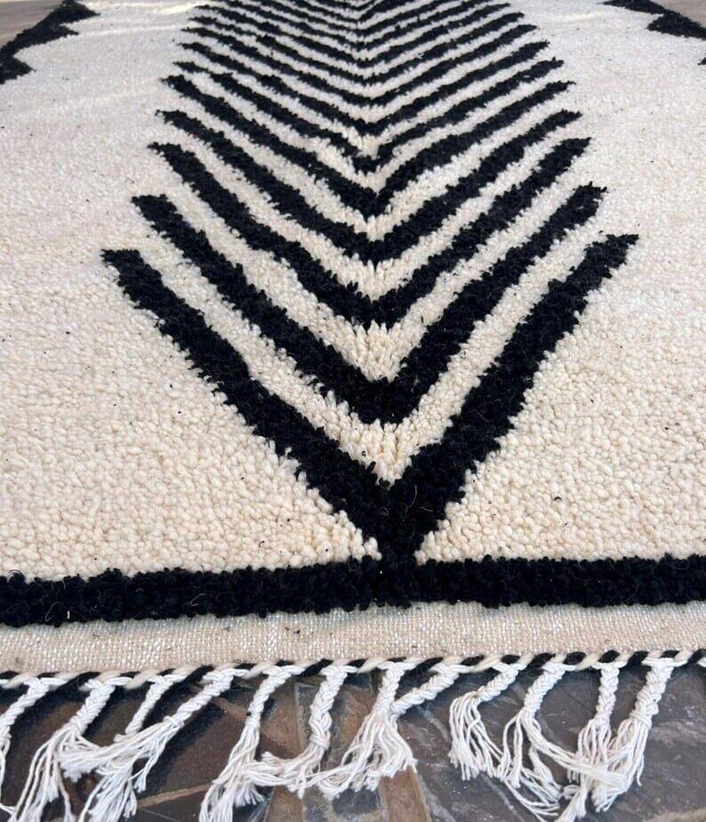 Handmade black and white Beni Ouraine rug, size 150 x 250 cm
