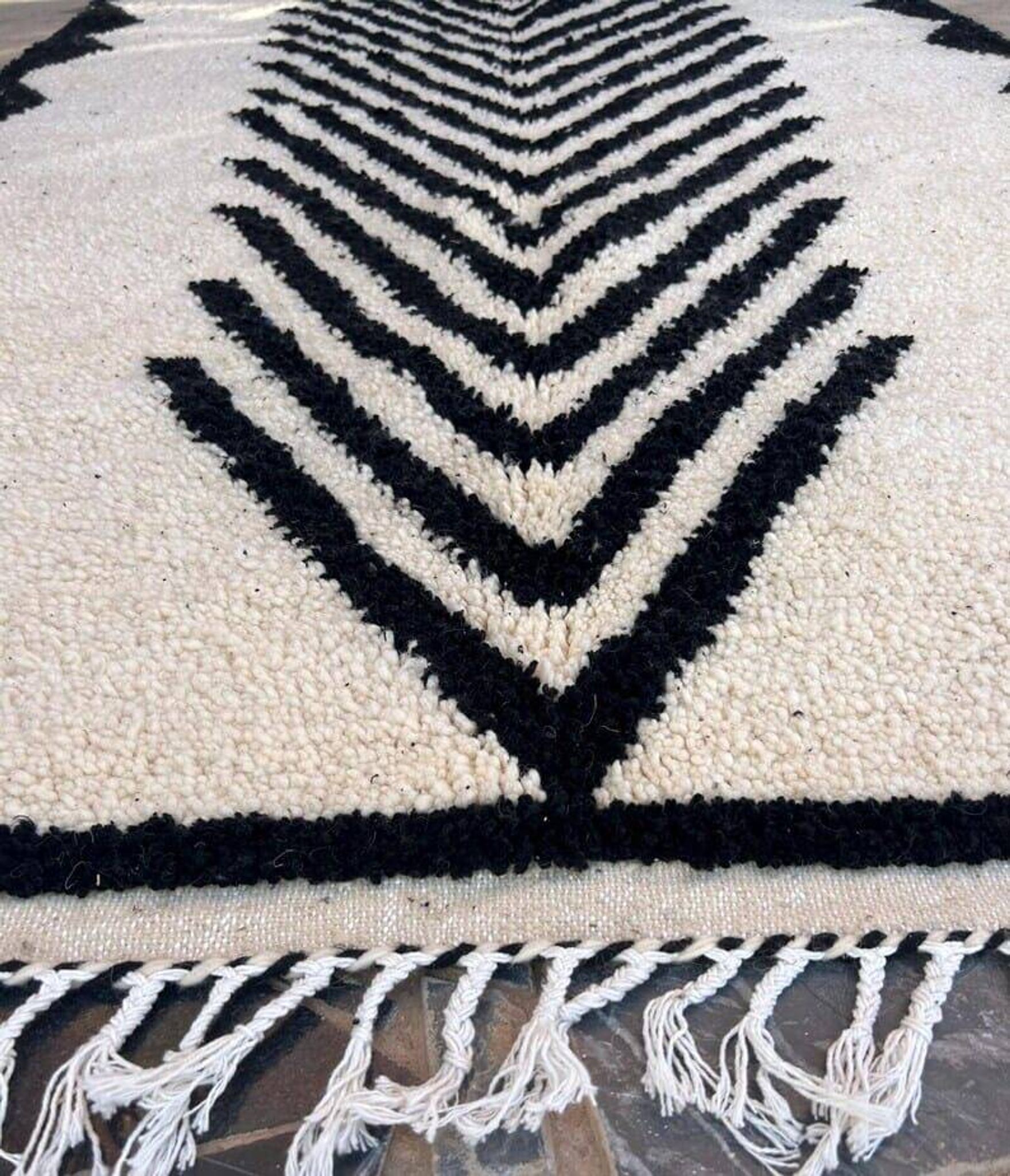 Handmade black and white Beni Ouraine rug, size 150 x 250 cm
