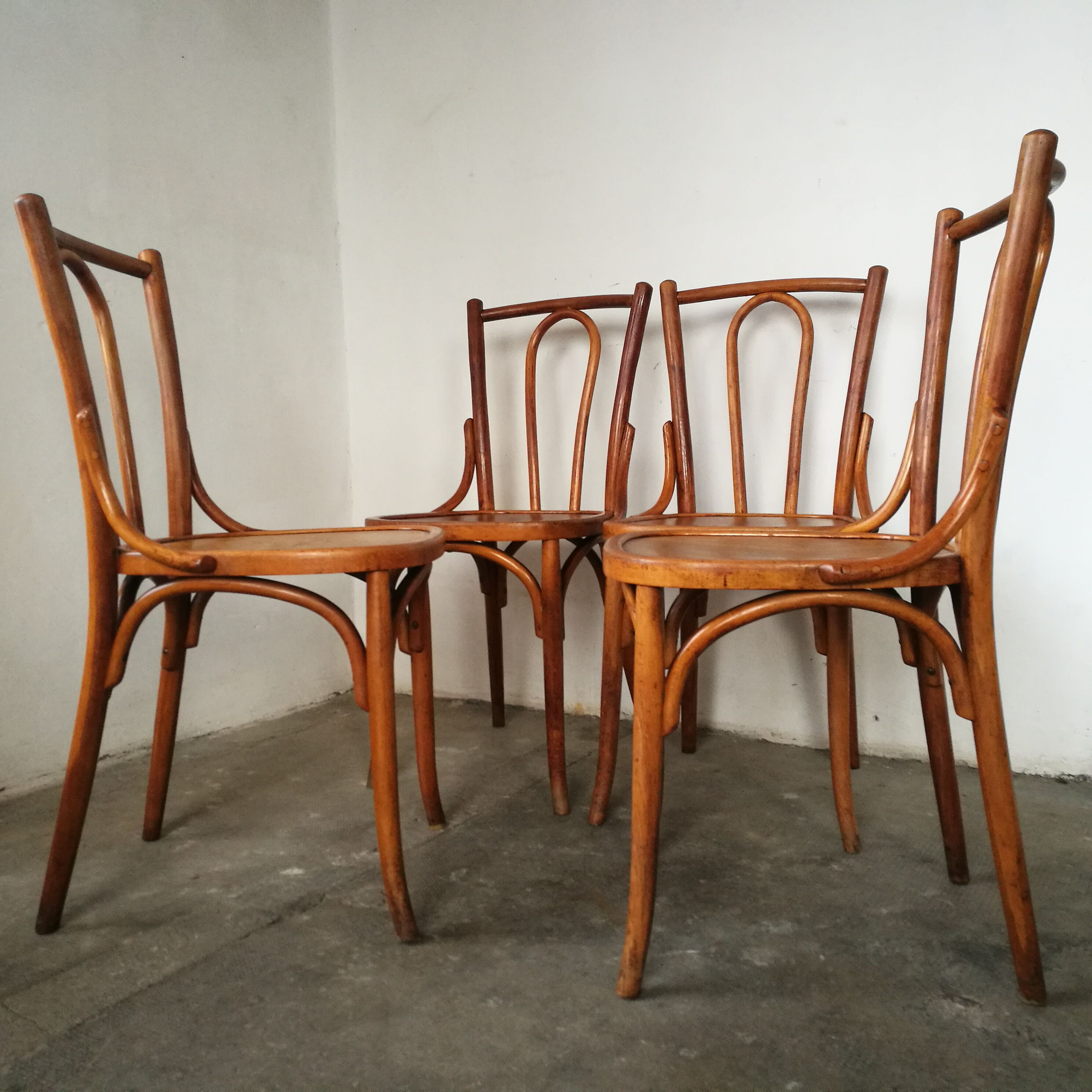 Set of 4 curved wooden bistro chairs, pin back