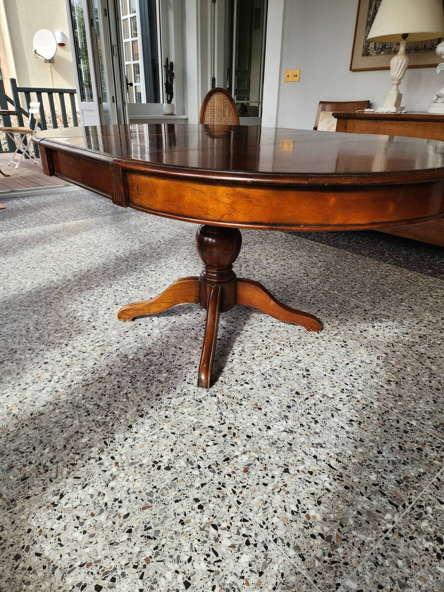 Round table with central leg 110cm extendable to 210cm
