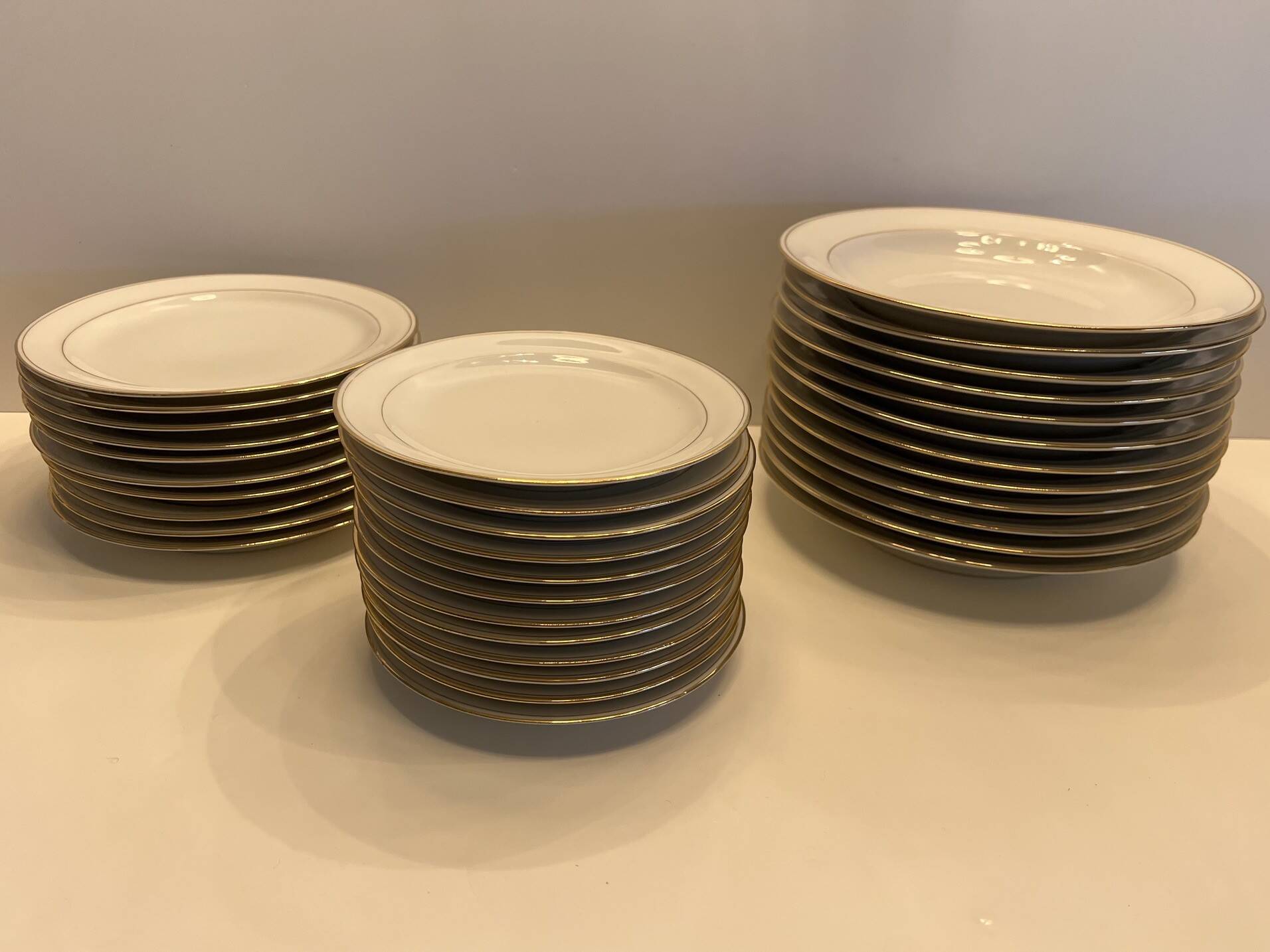 Service of 34 Limoges porcelain plates by Chastagner & Cie – Gilded borders.