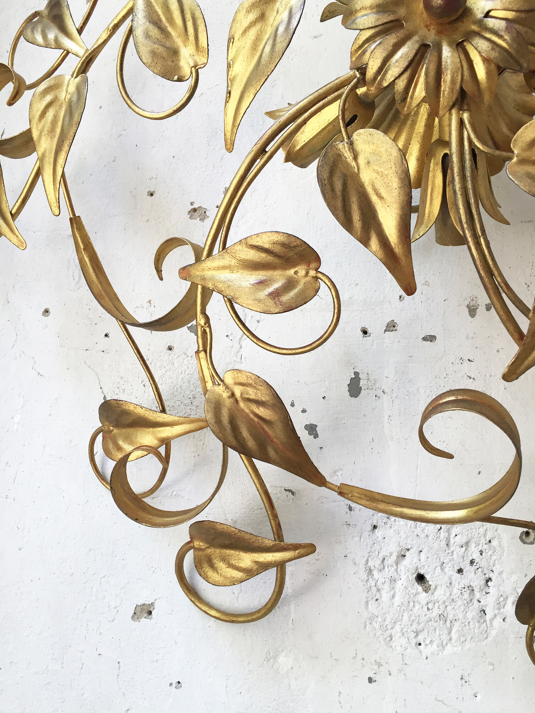 Flowery gold metal wall lamp