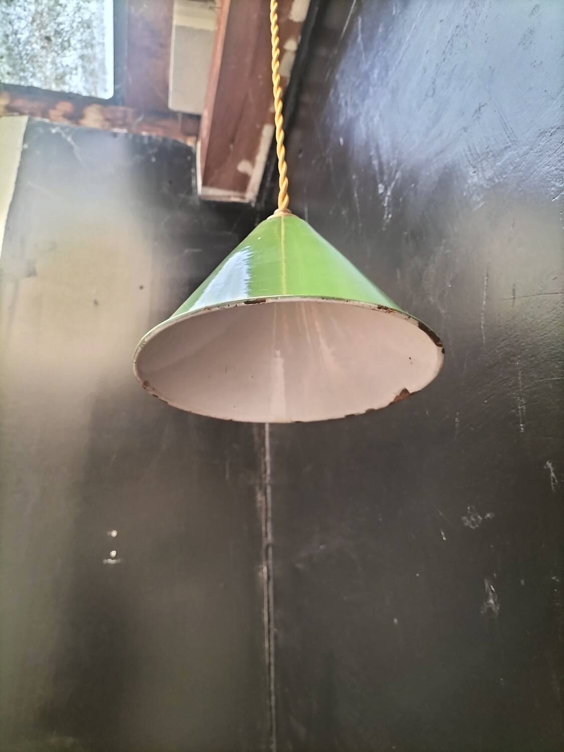 Enamelled sheet metal cone suspension
