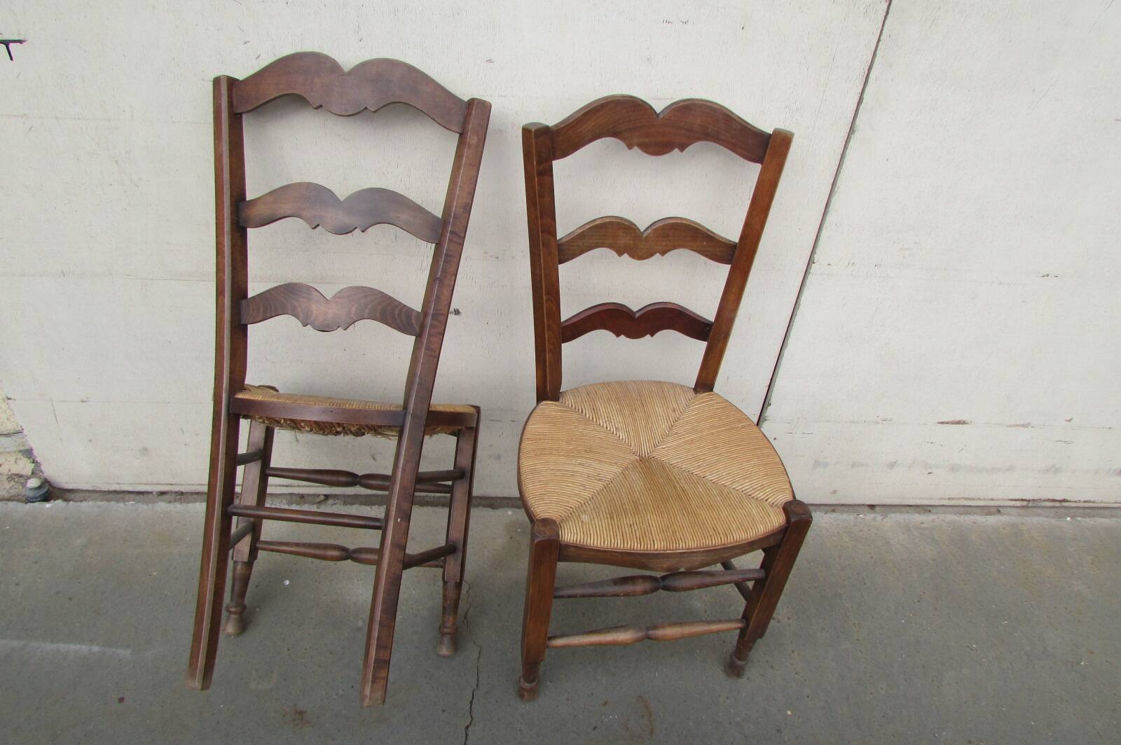 3 old straw chairs, in beech